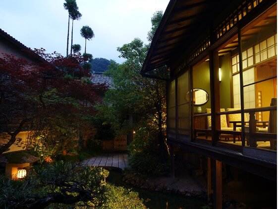 西村屋本館の客室「観月」の中庭