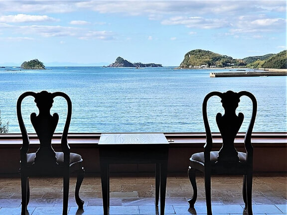 壱岐リトリート海里村上ロビーからの湯本湾の景色